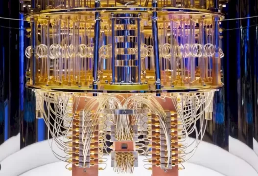 Superconducting quantum computer dilution refrigerator with cryogenic wiring and qubit control architecture